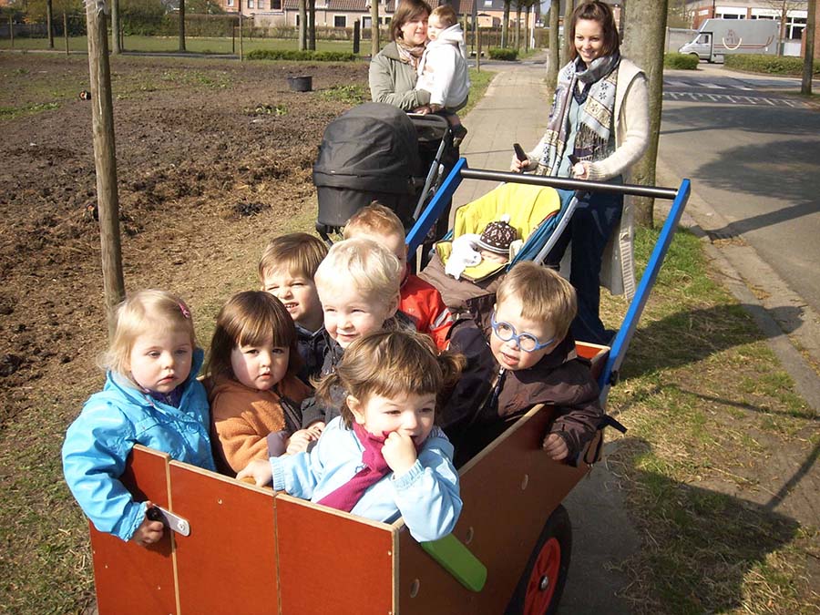 Kindjes in groep in de crèche