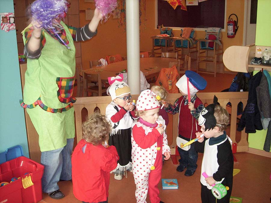 Kindjes in groep in de crèche